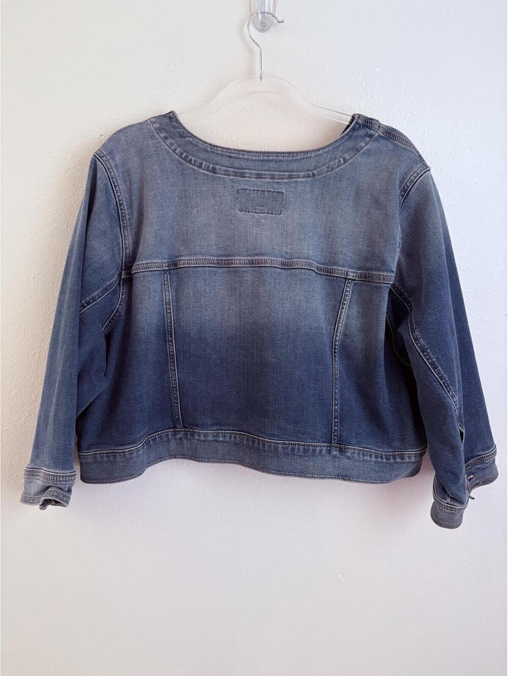 Torrid | Cropped Scoop Neck Button Medium Dark Wash Denim Jean Jacket Size 4X - Picture 6 of 7
